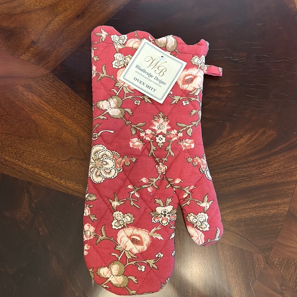 NWT Woodbridge Designs Oven Mitt
